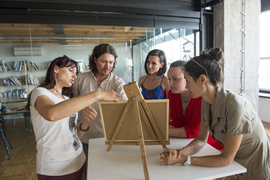 Team building activity focused on communication and collaboration. A group works together to reconstruct a model, emphasizing teamwork, strategy, and the importance of clear instructions.